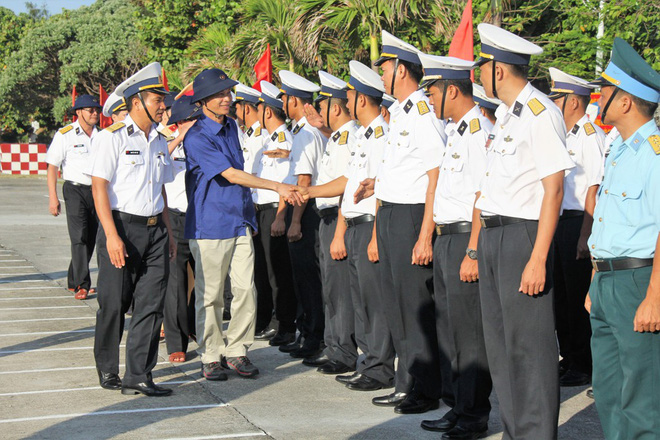 Kiều bào ở 24 quốc gia và vùng lãnh thổ xúc động dự lễ chào cờ tại Trường Sa