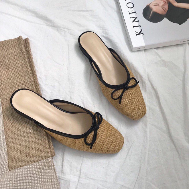 Mule giả cói: Đôi dép hot nhất hè 2018 dành cho những cô nàng kết style phóng khoáng ểnh ương Mule giả cói: Đôi dép hot nhất hè 2018 dành cho những cô nàng kết style phóng khoáng ểnh ương
