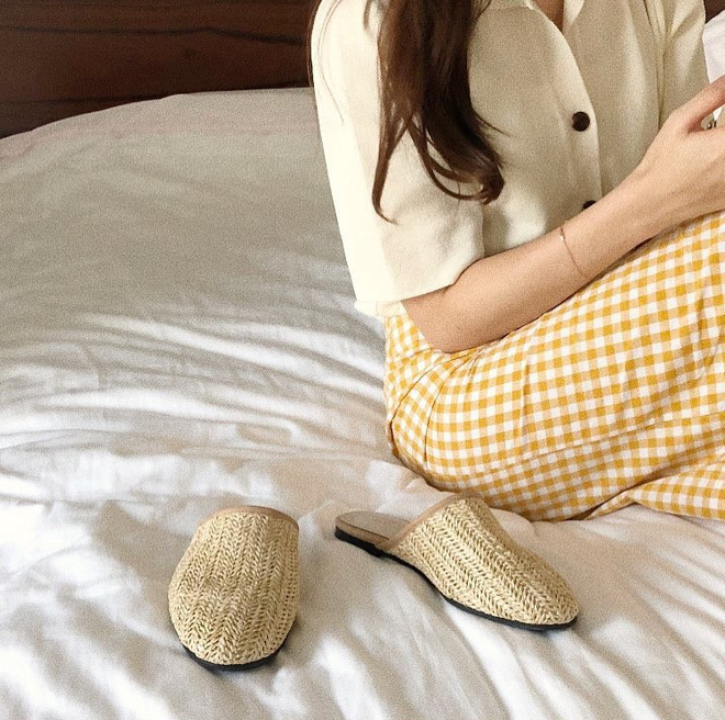 Mule giả cói: Đôi dép hot nhất hè 2018 dành cho những cô nàng kết style phóng khoáng ểnh ương Mule giả cói: Đôi dép hot nhất hè 2018 dành cho những cô nàng kết style phóng khoáng ểnh ương