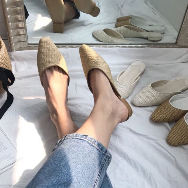 Mule giả cói: Đôi dép hot nhất hè 2018 dành cho những cô nàng kết style phóng khoáng ểnh ương Mule giả cói: Đôi dép hot nhất hè 2018 dành cho những cô nàng kết style phóng khoáng ểnh ương