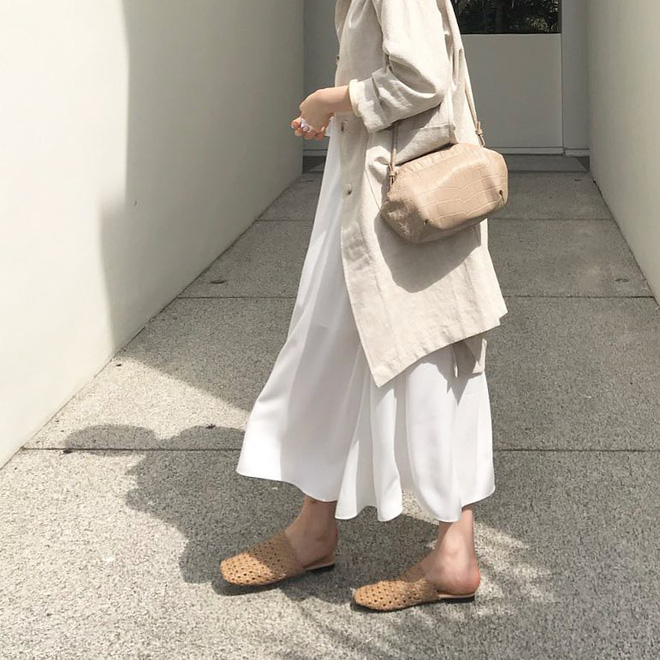 Mule giả cói: Đôi dép hot nhất hè 2018 dành cho những cô nàng kết style phóng khoáng ểnh ương Mule giả cói: Đôi dép hot nhất hè 2018 dành cho những cô nàng kết style phóng khoáng ểnh ương