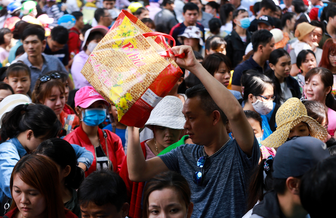 Người dân chen lấn vào Thảo Cầm Viên Sài Gòn chơi lễ