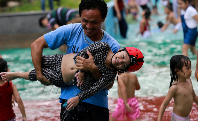 Người dân chen lấn vào Thảo Cầm Viên Sài Gòn chơi lễ