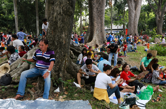 Người dân chen lấn vào Thảo Cầm Viên Sài Gòn chơi lễ