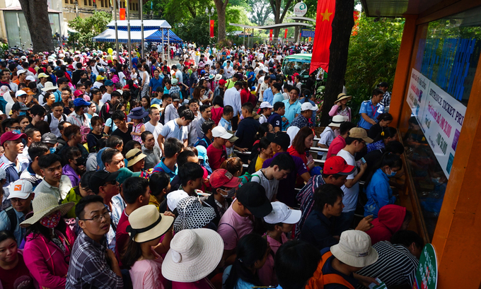 Người dân chen lấn vào Thảo Cầm Viên Sài Gòn chơi lễ