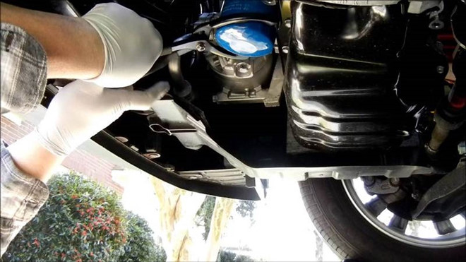 Thay nhớt chỉ dựa vào số km: Sai lầm phổ biến của người dùng