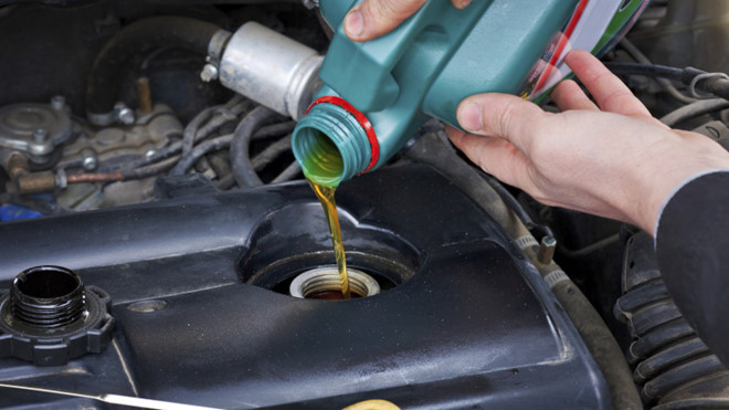 Thay nhớt chỉ dựa vào số km: Sai lầm phổ biến của người dùng