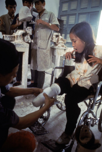 Tình bạn trong bom đạn của cô bé mất chân và nhiếp ảnh gia Mỹ