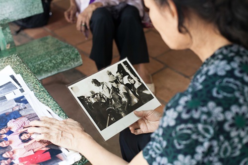 Tình bạn trong bom đạn của cô bé mất chân và nhiếp ảnh gia Mỹ