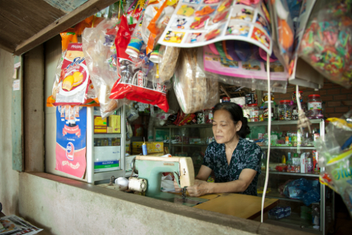 Tình bạn trong bom đạn của cô bé mất chân và nhiếp ảnh gia Mỹ