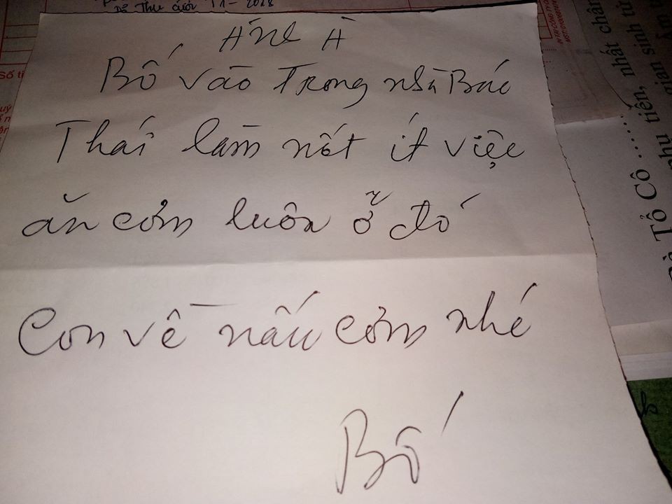 Điện thoại có xịn xò bao nhiêu chăng nữa thì bố mẹ vẫn cứ thích viết giấy dặn dò con cái thế này đây!