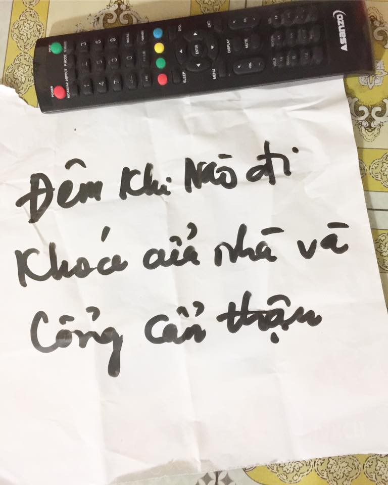 Điện thoại có xịn xò bao nhiêu chăng nữa thì bố mẹ vẫn cứ thích viết giấy dặn dò con cái thế này đây!