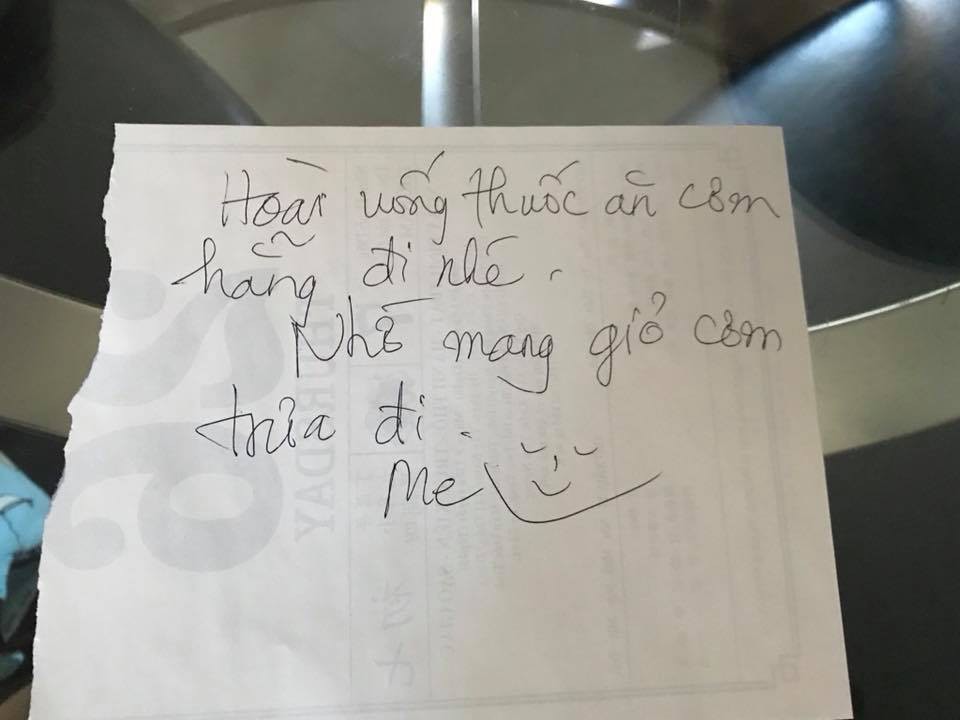 Điện thoại có xịn xò bao nhiêu chăng nữa thì bố mẹ vẫn cứ thích viết giấy dặn dò con cái thế này đây!