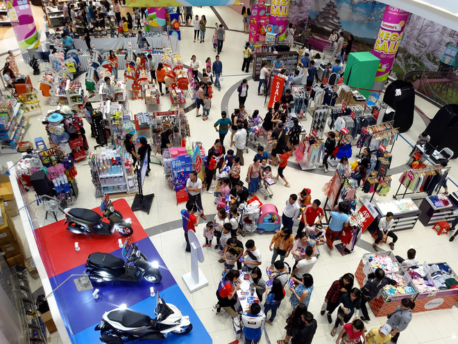 Hà Nội: Siêu thị kẹt cứng, người dân xếp hàng mua đồ ăn, trẻ nhỏ mệt nhoài ngủ gục trên vai cha mẹ