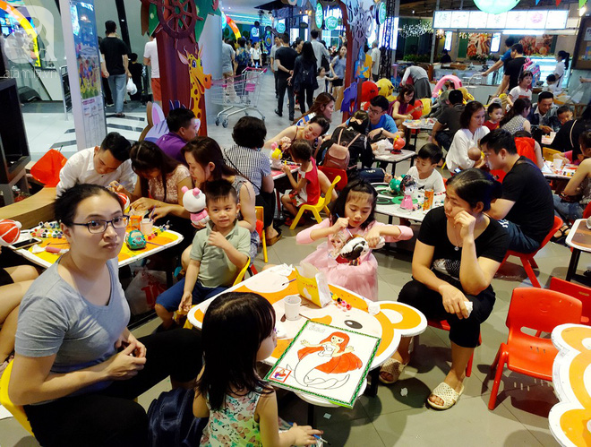 Hà Nội: Siêu thị kẹt cứng, người dân xếp hàng mua đồ ăn, trẻ nhỏ mệt nhoài ngủ gục trên vai cha mẹ