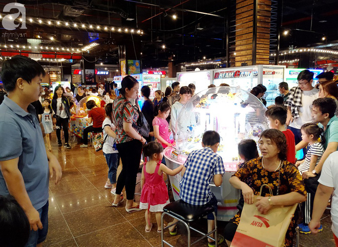 Hà Nội: Siêu thị kẹt cứng, người dân xếp hàng mua đồ ăn, trẻ nhỏ mệt nhoài ngủ gục trên vai cha mẹ