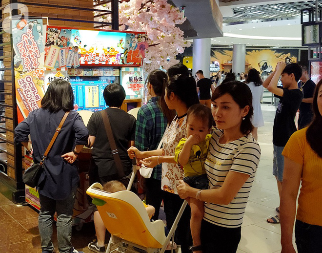 Hà Nội: Siêu thị kẹt cứng, người dân xếp hàng mua đồ ăn, trẻ nhỏ mệt nhoài ngủ gục trên vai cha mẹ