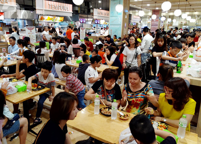 Hà Nội: Siêu thị kẹt cứng, người dân xếp hàng mua đồ ăn, trẻ nhỏ mệt nhoài ngủ gục trên vai cha mẹ