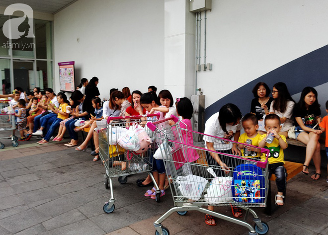 Hà Nội: Siêu thị kẹt cứng, người dân xếp hàng mua đồ ăn, trẻ nhỏ mệt nhoài ngủ gục trên vai cha mẹ