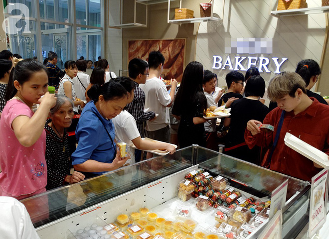 Hà Nội: Siêu thị kẹt cứng, người dân xếp hàng mua đồ ăn, trẻ nhỏ mệt nhoài ngủ gục trên vai cha mẹ