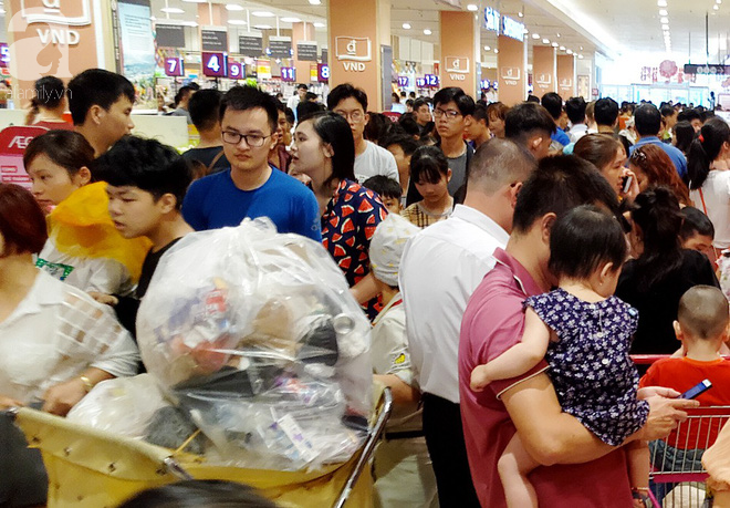 Hà Nội: Siêu thị kẹt cứng, người dân xếp hàng mua đồ ăn, trẻ nhỏ mệt nhoài ngủ gục trên vai cha mẹ