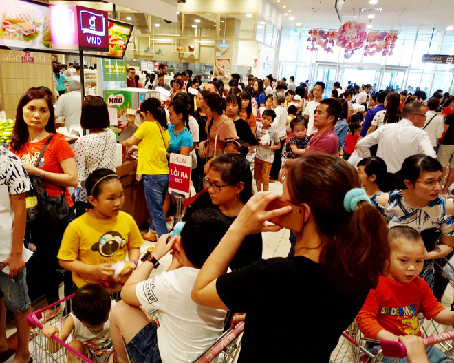 Hà Nội: Siêu thị kẹt cứng, người dân xếp hàng mua đồ ăn, trẻ nhỏ mệt nhoài ngủ gục trên vai cha mẹ