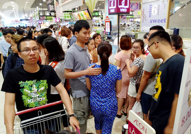 Hà Nội: Siêu thị kẹt cứng, người dân xếp hàng mua đồ ăn, trẻ nhỏ mệt nhoài ngủ gục trên vai cha mẹ