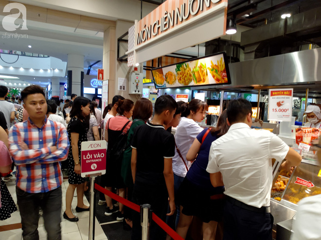 Hà Nội: Siêu thị kẹt cứng, người dân xếp hàng mua đồ ăn, trẻ nhỏ mệt nhoài ngủ gục trên vai cha mẹ