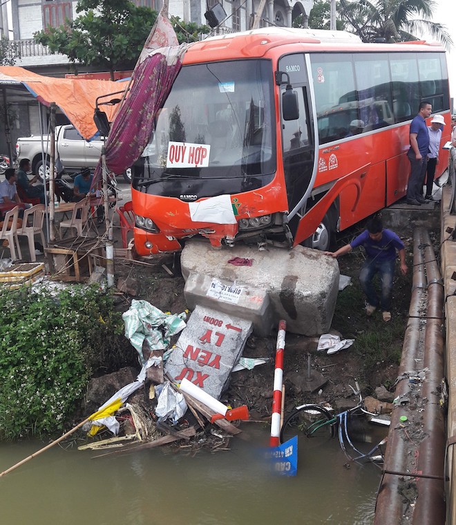 Xe khách mất lái suýt lao xuống sông khiến nhiều người hoảng sợ