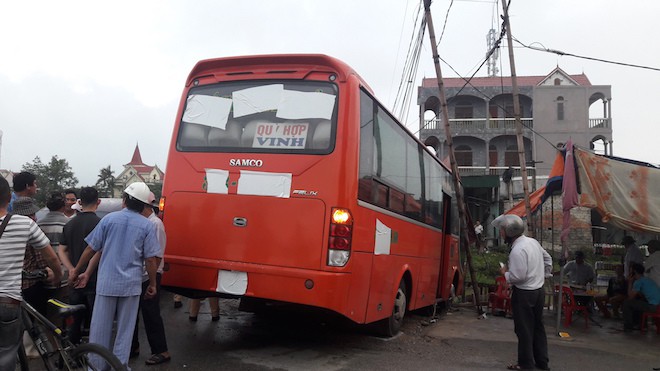 Xe khách mất lái suýt lao xuống sông khiến nhiều người hoảng sợ