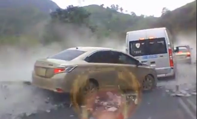 Clip: Khoảnh khắc kinh hoàng khi xe tải chở đá lao dốc bị lật văng xuống đường tại dốc Cun, Hòa Bình