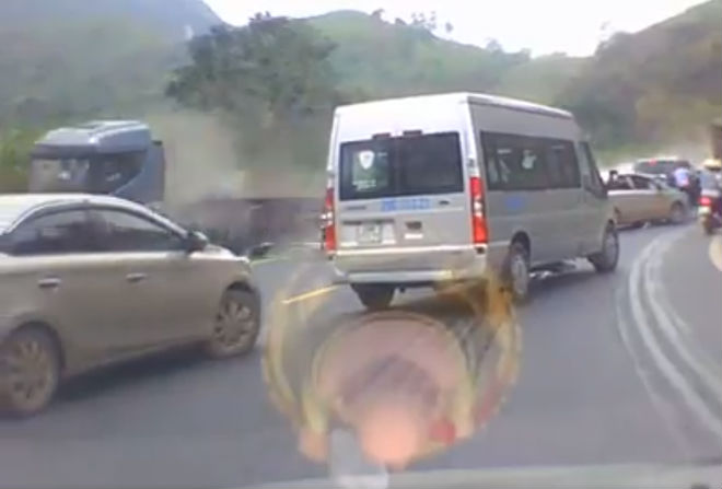 Clip: Khoảnh khắc kinh hoàng khi xe tải chở đá lao dốc bị lật văng xuống đường tại dốc Cun, Hòa Bình
