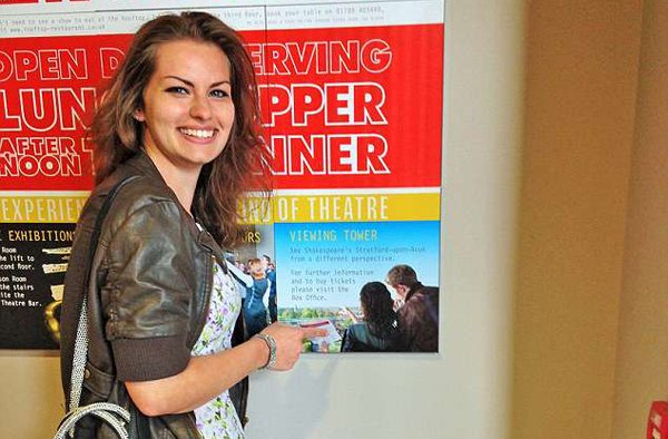 Cô gái xinh đẹp ngưng thở khi ăn thịt, tự giam mình khi trời nắng