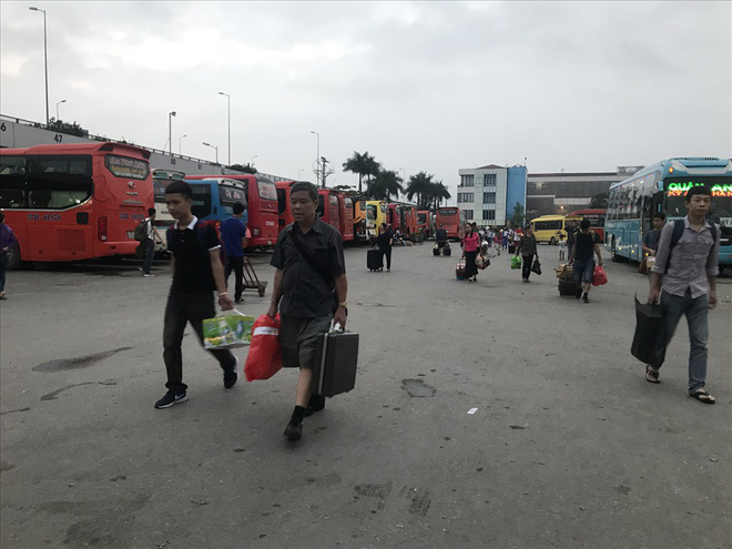 Người dân mệt nhoài trở lại thành phố sau kỳ nghỉ lễ 30/4 Người dân mệt nhoài trở lại thành phố sau kỳ nghỉ lễ 30/4