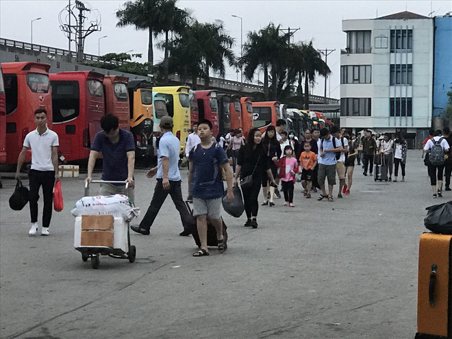 Người dân mệt nhoài trở lại thành phố sau kỳ nghỉ lễ 30/4 Người dân mệt nhoài trở lại thành phố sau kỳ nghỉ lễ 30/4