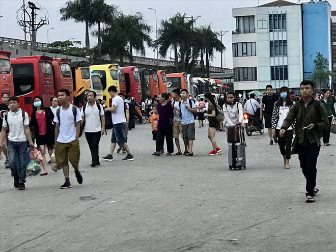 Người dân mệt nhoài trở lại thành phố sau kỳ nghỉ lễ 30/4 Người dân mệt nhoài trở lại thành phố sau kỳ nghỉ lễ 30/4