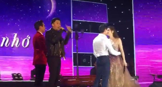 Hà Hồ nói gì khi bị chỉ trích hôn Kim Lý trên sân khấu trực tiếp? Hà Hồ nói gì khi bị chỉ trích hôn Kim Lý trên sân khấu trực tiếp?