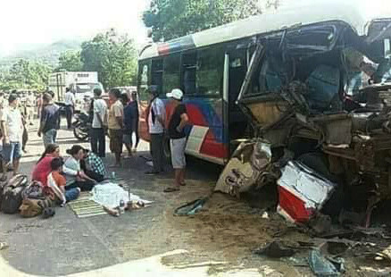 Xe khách va chạm kinh hoàng với xe tải ngày nghỉ lễ 1/5, 2 trẻ nhỏ thiệt mạng, 2 người nguy kịch