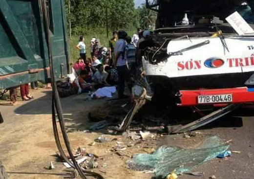 Xe khách va chạm kinh hoàng với xe tải ngày nghỉ lễ 1/5, 2 trẻ nhỏ thiệt mạng, 2 người nguy kịch