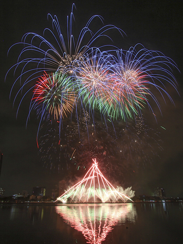 Việt Nam và Ba Lan đua tài trong lễ hội pháo hoa quốc tế
