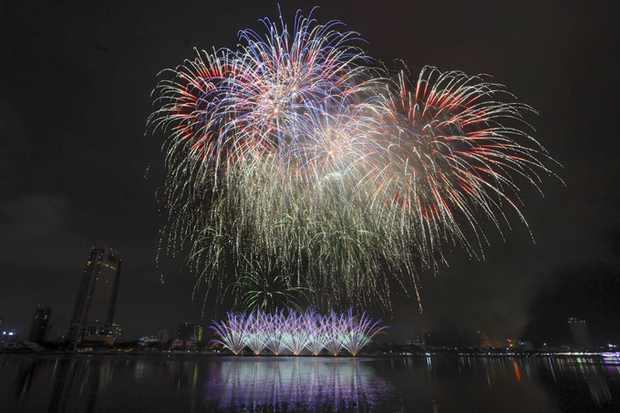 Việt Nam và Ba Lan đua tài trong lễ hội pháo hoa quốc tế