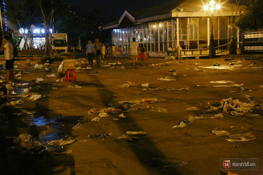 Rác ngập ngụa trên phố đi bộ Nguyễn Huệ và công viên sau màn pháo hoa mừng lễ 30/4 ở Sài Gòn