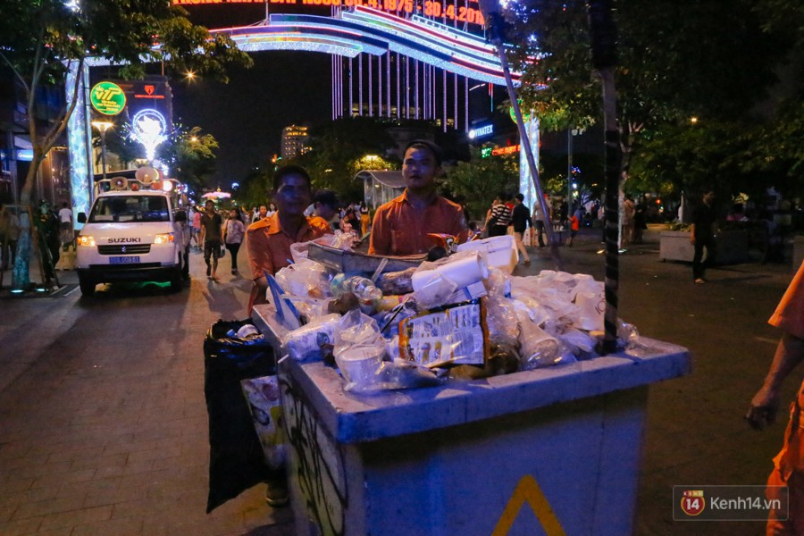 Rác ngập ngụa trên phố đi bộ Nguyễn Huệ và công viên sau màn pháo hoa mừng lễ 30/4 ở Sài Gòn