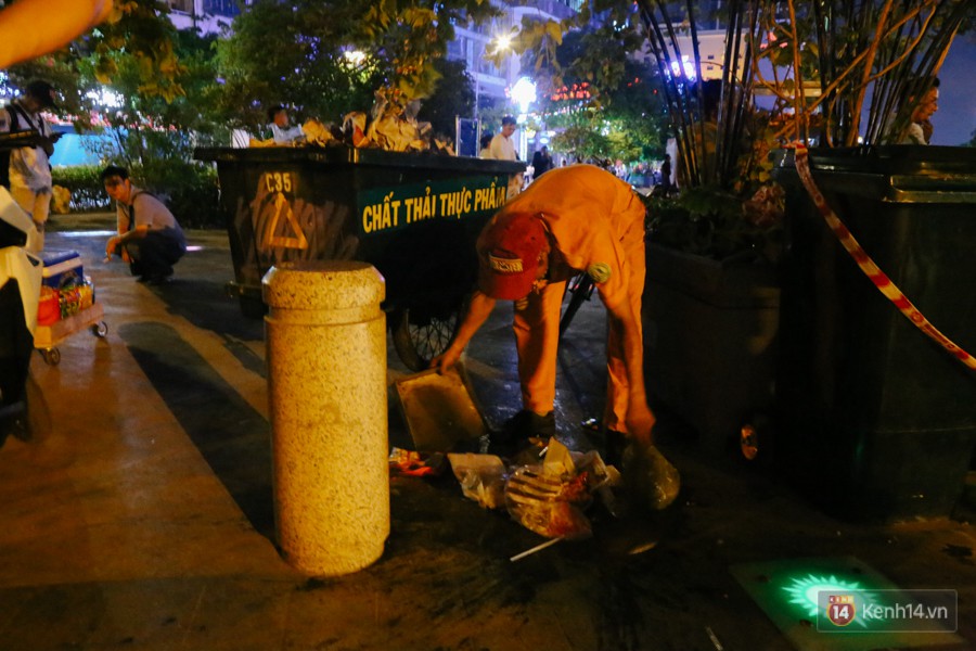 Rác ngập ngụa trên phố đi bộ Nguyễn Huệ và công viên sau màn pháo hoa mừng lễ 30/4 ở Sài Gòn