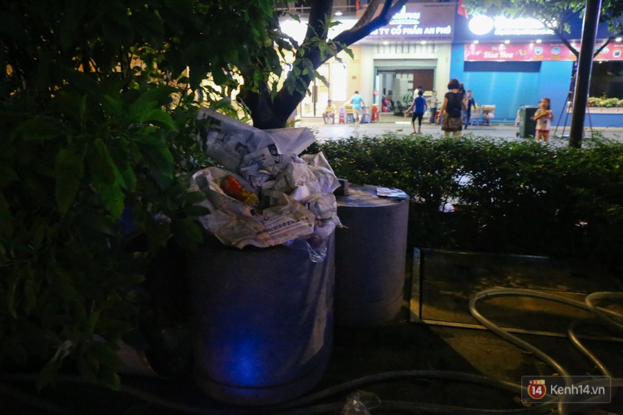 Rác ngập ngụa trên phố đi bộ Nguyễn Huệ và công viên sau màn pháo hoa mừng lễ 30/4 ở Sài Gòn