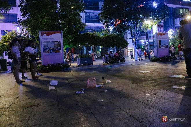 Rác ngập ngụa trên phố đi bộ Nguyễn Huệ và công viên sau màn pháo hoa mừng lễ 30/4 ở Sài Gòn