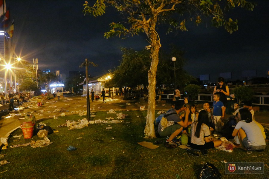 Rác ngập ngụa trên phố đi bộ Nguyễn Huệ và công viên sau màn pháo hoa mừng lễ 30/4 ở Sài Gòn