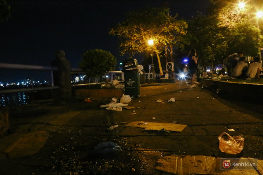 Rác ngập ngụa trên phố đi bộ Nguyễn Huệ và công viên sau màn pháo hoa mừng lễ 30/4 ở Sài Gòn