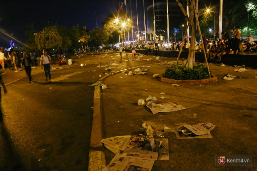 Rác ngập ngụa trên phố đi bộ Nguyễn Huệ và công viên sau màn pháo hoa mừng lễ 30/4 ở Sài Gòn