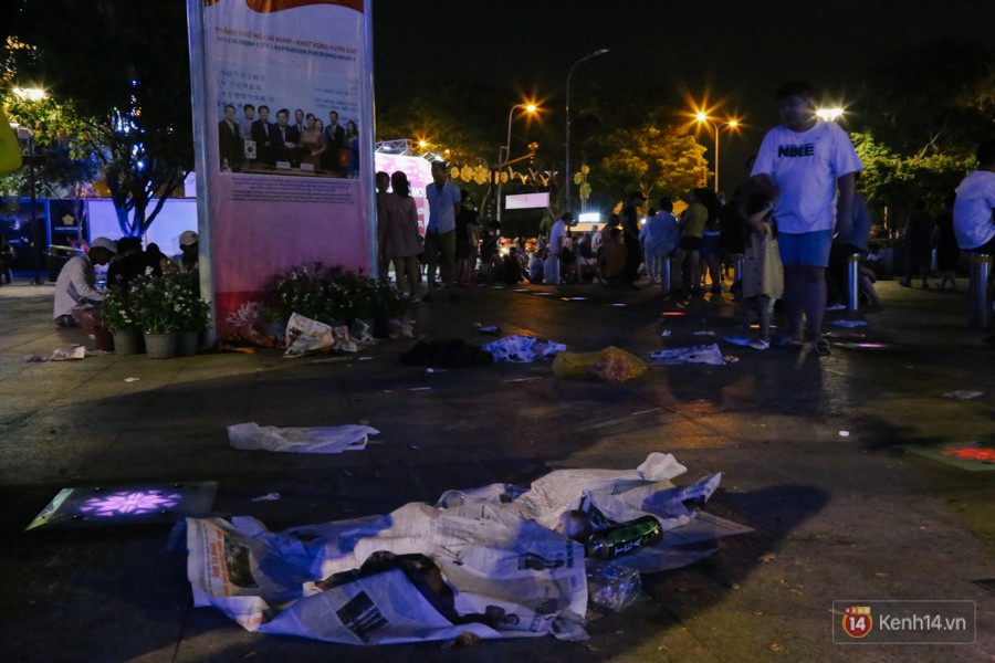 Rác ngập ngụa trên phố đi bộ Nguyễn Huệ và công viên sau màn pháo hoa mừng lễ 30/4 ở Sài Gòn